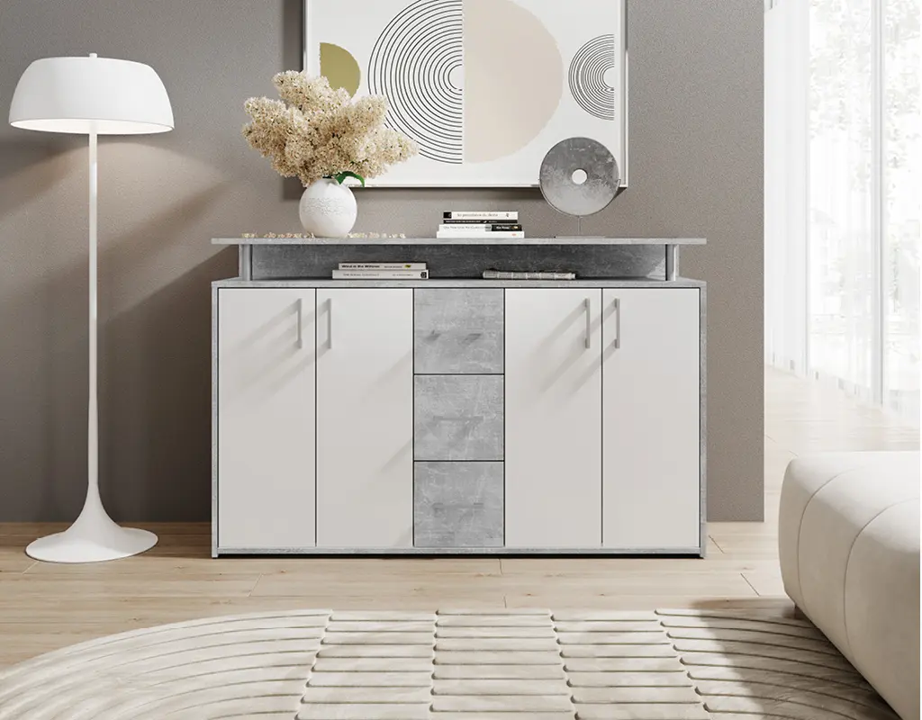 Zeitlose Kommode in Weiß und Betonoptik mit mehreren Türen und Schubladen, dekoriert mit moderner Kunst und stilvollen Wohnaccessoires. Perfektes Stauraummöbel für Wohn und Essbereiche.